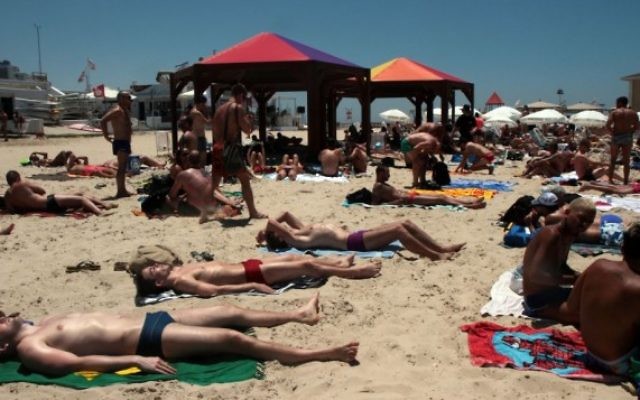 La plage de Tel-Aviv, le 7 Juin 2012. Illustration. (Crédit : Alana Perino/Flash90) La plage de Tel-Aviv, le 7 Juin 2012. Illustration. (Crédit : Alana Perino/Flash90)