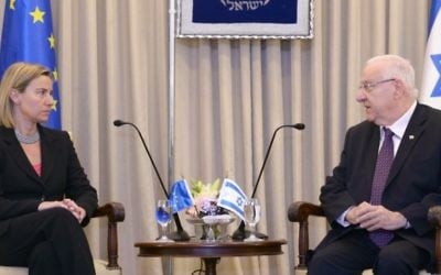 Le président Reuven Rivlin avec la chef de la politique étrangère de l'Union européenne, Federica Mogherini, à la résidence du président à Jérusalem le 21 mai 2015 (Crédit : Mark Neyman / GPO)