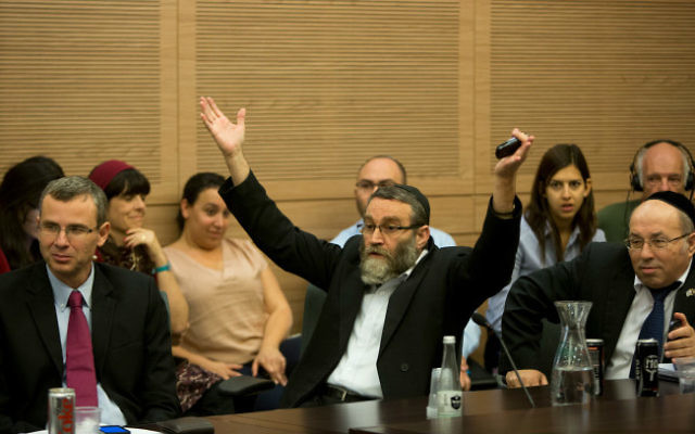 Le député Moshe Gafni, le 27 octobre 2014, à la Knesset  (Crédit photo : Yonatan Sindel / Flash90)