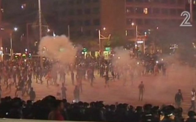 Répression des manifestants Israéliens éthiopiens par la police sur la place Rabin de Tel Aviv, le 3 mai 2015. (Crédit : capture d'écran Deuxième chaîne) Répression des manifestants Israéliens éthiopiens par la police sur la place Rabin de Tel Aviv, le 3 mai 2015. (Crédit : capture d'écran Deuxième chaîne)