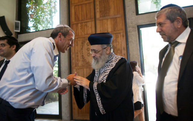 Le grand rabbin de Tsahal d'alors, le général de brigade Rafi Peretz, à gauche, avec le grand rabbin séfarade Yitzhak Yossef, le 31 octobre 2013. (Crédit : Yonatan Sindel/Flash90) Le grand rabbin de Tsahal d'alors, le général de brigade Rafi Peretz, à gauche, avec le grand rabbin séfarade Yitzhak Yossef, le 31 octobre 2013. (Crédit : Yonatan Sindel/Flash90)