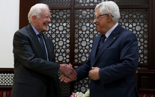 Mahmoud Abbas, président de l'Autorité palestinienne (à doite) avec l'ancien président américain Jimmy Carter, à Ramallah, le 2 mai 2015. (Crédit : AFP/Pool/Abbas Momani) Mahmoud Abbas, président de l'Autorité palestinienne (à doite) avec l'ancien président américain Jimmy Carter, à Ramallah, le 2 mai 2015. (Crédit : AFP/Pool/Abbas Momani)