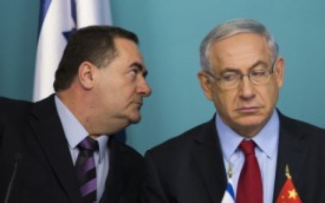 Le ministre des Transports et des Renseignements Yisrael Katz (à gauche) et le Premier ministre Benjamin Netanyahu (Crédit : Noam Revkin Fenton / Flash90) Le ministre des Transports et des Renseignements Yisrael Katz (à gauche) et le Premier ministre Benjamin Netanyahu (Crédit : Noam Revkin Fenton / Flash90)