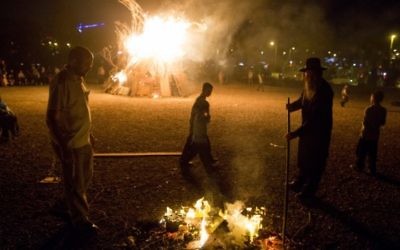 Des Juifs près d'un grand feu de camp lors des célébrations de la fête juive de Lag BaOmer, à Jérusalem, le 6 mai 2015. (Crédit photo: Yonatan Sindel / Flash90)