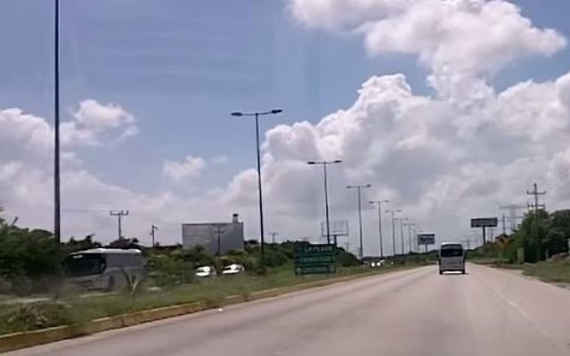 La route de Cancun à Playa del Carmen, Mexique. (Crédit : Capture d'écran YouTube / LeDouxTube)