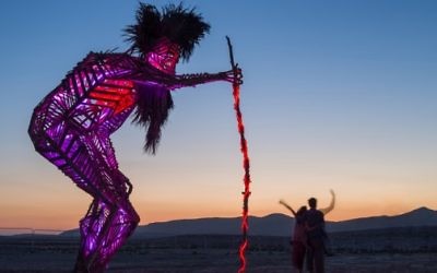 'Sabale' ou grand-père, a été allumé avec des LED chaque nuit au Midburn de 2014 (Autorisation: Faluja)