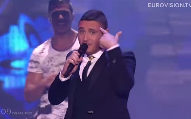 Nadav Guedj lors des demi-finales de l'Eurovision le 21 mai 2015. (Crédit : Capture d'écran YouTube) Nadav Guedj lors des demi-finales de l'Eurovision le 21 mai 2015. (Crédit : Capture d'écran YouTube)