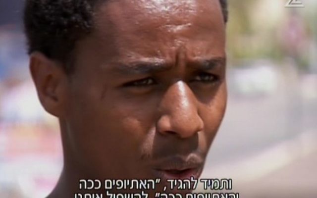 Damas Pakada, le soldat de Tsahal d'origine éthiopienne qui a été agressé  par des policiers à Holon, le dimanche 27 avril 2015. (Capture d'écran: Deuxième chaîne)