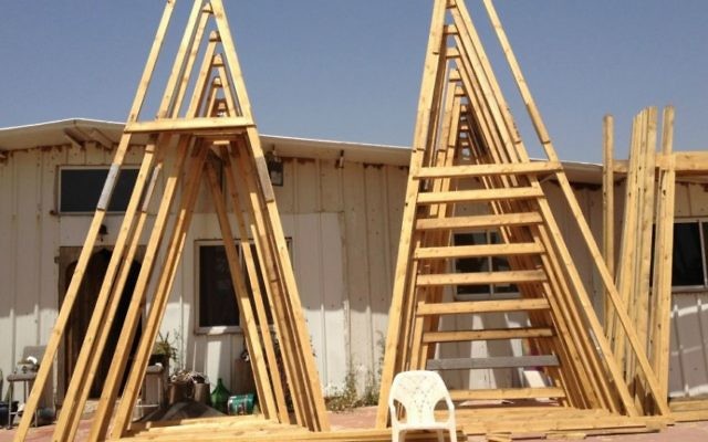 Des piles de deux-par-quatre pattes prêt et en attente d'être utilisées pour la construction du Temple 1 (Crédit : Jessica Steinberg / Times of Israël) Des piles de deux-par-quatre pattes prêt et en attente d'être utilisées pour la construction du Temple 1 (Crédit : Jessica Steinberg / Times of Israël)