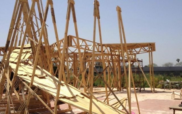 Les premières étapes du Temple 1, l'installation centrale construite par Itamar Polege et Lior Peleg pour Midburn de cette année (Crédit : Jessica Steinberg / Times of Israël) Les premières étapes du Temple 1, l'installation centrale construite par Itamar Polege et Lior Peleg pour Midburn de cette année (Crédit : Jessica Steinberg / Times of Israël)
