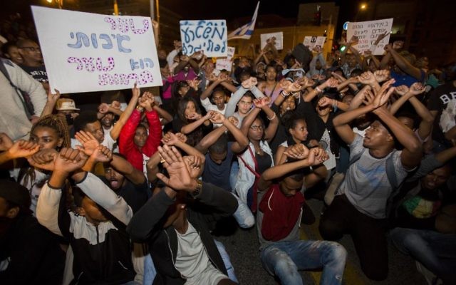 Des centaines d'Israéliens éthiopiens pendant une manifestation anti-racisme à Jérusalem, le 30 avril 2015. (Crédit : Yonatan SIndel/Flash90) Des centaines d'Israéliens éthiopiens pendant une manifestation anti-racisme à Jérusalem, le 30 avril 2015. (Crédit : Yonatan SIndel/Flash90)