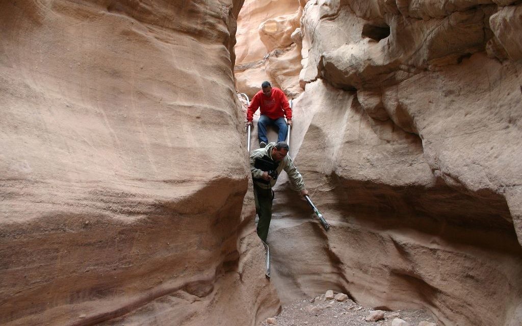 A l'intérieur du Red Canyon d'Eilat (Crédit : Shmuel Bar-Am)