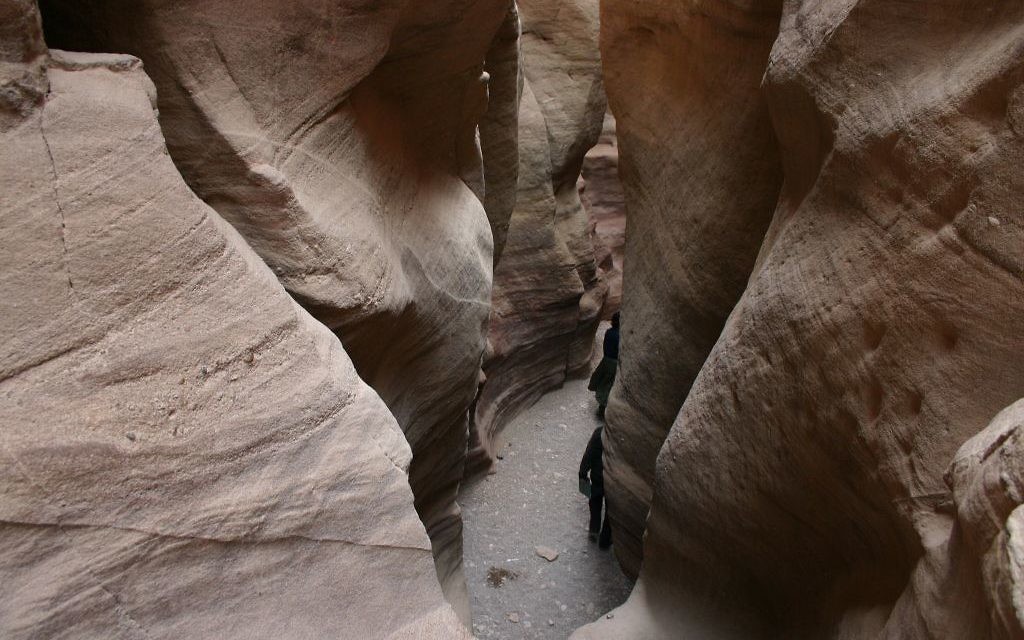 A l'intérieur Red Canyon d'Eilat (Crédit : Shmuel Bar-Am)