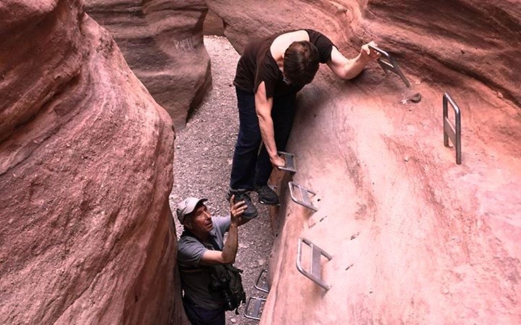Naviguer dans Red Canyon d'Eilat (Crédit : Shmuel Bar-Am)