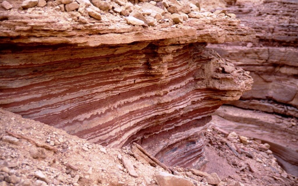Couches de roches au Red Canyon d'Eilat (Crédit : Shmuel Bar-Am)