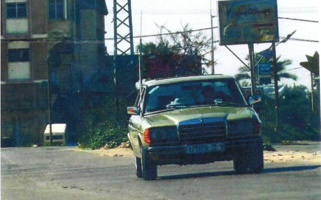 Une voiture passe devant une affiche de l'organisation chiite dans la bande de Gaza. Photo illustrative Une voiture passe devant une affiche de l'organisation chiite dans la bande de Gaza. Photo illustrative