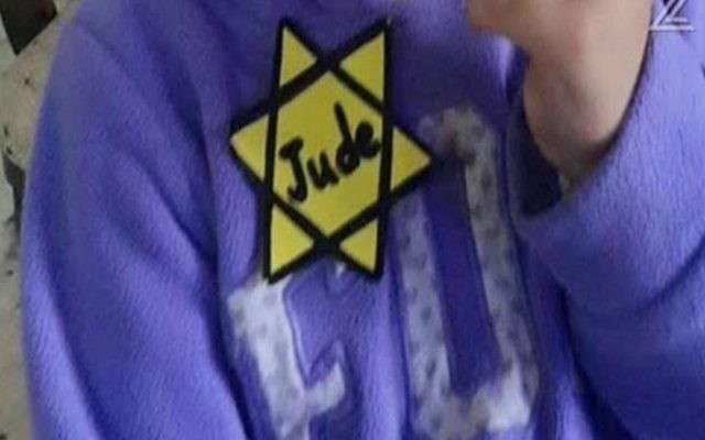 Une enfant de 3 ans est rentrée chez elle de la garderie un jour avant la Journée de commémoration de l'Holocauste portant une étoile jaune (Crédit : Capture d'écran Deuxième chaîne) Une enfant de 3 ans est rentrée chez elle de la garderie un jour avant la Journée de commémoration de l'Holocauste portant une étoile jaune (Crédit : Capture d'écran Deuxième chaîne)