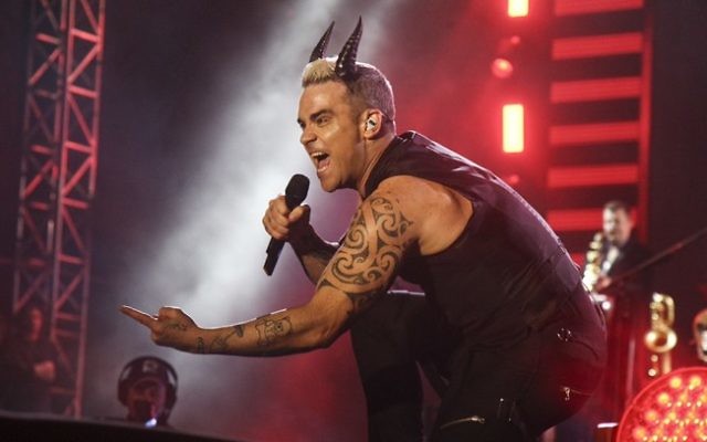 Le chanteur britannique Robbie Williams se produit à Tel Aviv devant 40 000 fans le 2 mai 2015. (Crédit : Flash90) Le chanteur britannique Robbie Williams se produit à Tel Aviv devant 40 000 fans le 2 mai 2015. (Crédit : Flash90)
