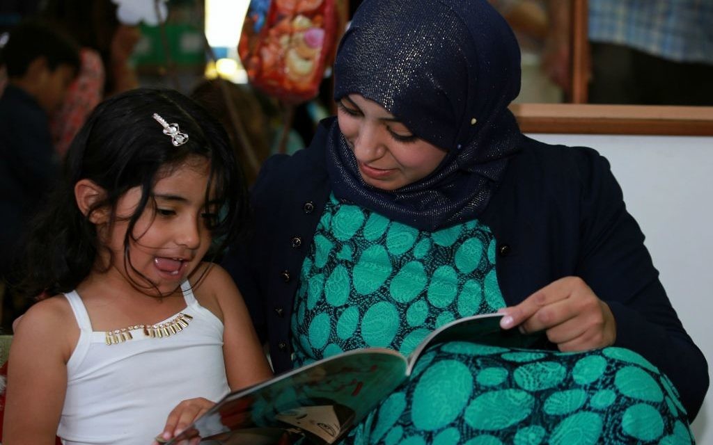 Maktabat al-Fanoos, un programme de livre pour stimuler la lecture entre parents et enfants. (Crédit : Rami Jabareen) Maktabat al-Fanoos, un programme de livre pour stimuler la lecture entre parents et enfants. (Crédit : Rami Jabareen)