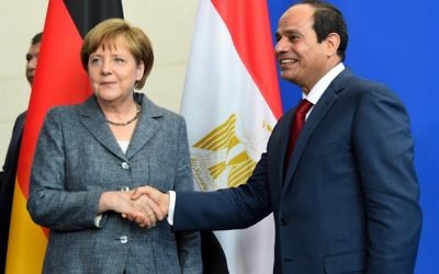 La chancelière allemande Angela Merkel et le président égyptien Abdel Fattah al-Sisi se serrent la main après une conférence de presse le 3 juin 2015 à la Chancellerie à Berlin (Crédit : AFP PHOTO / TOBIAS SCHWARZ)