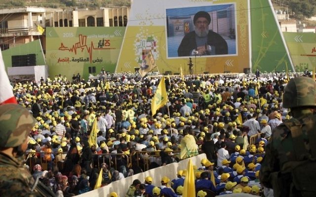 Les partisans du Hezbollah dans la ville de Nabatiyeh, le 24 mai 2015 (Crédit : Mahmoud Zayat / AFP) Les partisans du Hezbollah dans la ville de Nabatiyeh, le 24 mai 2015 (Crédit : Mahmoud Zayat / AFP)