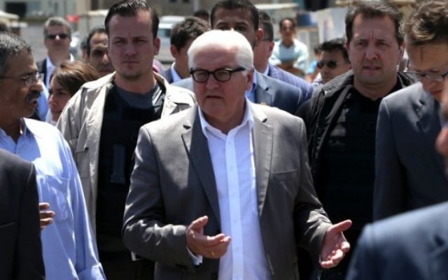 Le ministre allemand des Affaires étrangères Frank-Walter Steinmeier, au centre, lors d'une visite au port dans la ville de Gaza le 1er juin 2015 (Crédit : AFP / MAHMUD HAMS) Le ministre allemand des Affaires étrangères Frank-Walter Steinmeier, au centre, lors d'une visite au port dans la ville de Gaza le 1er juin 2015 (Crédit : AFP / MAHMUD HAMS)