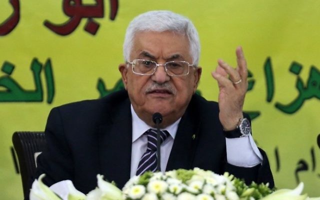Le président de l'Autorité palestinienne, Mahmoud Abbas, lors d'une réunion avec le Conseil révolutionnaire de son parti, le Fatah, dans la ville de Ramallah, en Cisjordanie, le 16 juin 2015 (Crédit : Abbas Momani / AFP ) Le président de l'Autorité palestinienne, Mahmoud Abbas, lors d'une réunion avec le Conseil révolutionnaire de son parti, le Fatah, dans la ville de Ramallah, en Cisjordanie, le 16 juin 2015 (Crédit : Abbas Momani / AFP )