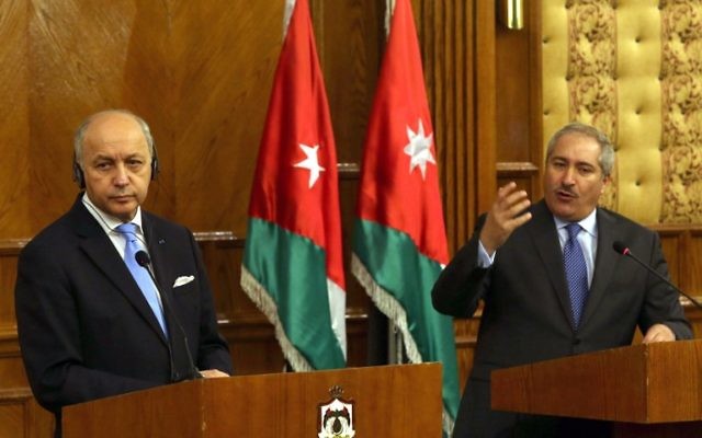 Le ministre des Affaires étrangères français, Laurent Fabius et son homologue jordanien, Nasser Judeh à Amman, le 21  juin 2015 (Crédit : AFP PHOTO / KHALIL MAZRAAWI)