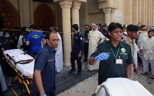 Les secouristes koweïtiens tirant des civières  à l'extérieur de la mosquée chiite Al-Imam al-Sadeq après qu'il a été ciblé par un attentat suicide pendant la prière du vendredi 26 juin 2015, à Koweït City (Crédit : AFP PHOTO / YASSER AL-ZAYYAT)