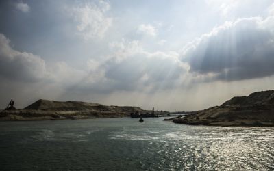 Une drague à l'œuvre sur la nouvelle voie navigable du canal de Suez le 13 Juin 2015, dans la ville portuaire d'Ismaïlia, à l'est de la capitale du Caire. Egypte va inaugurer un "nouveau canal de Suez" le 6 août visant à accélérer la circulation le long de la voie existante et de stimuler les revenus, ont indiqué des responsables (Crédit : AFP PHOTO / KHALED DESOUKI)