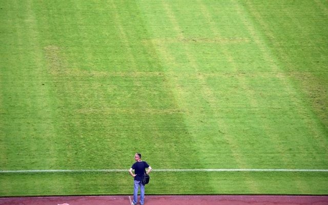 Un homme regarde le terrain où apparait une croix gammée après le match de qualification de football Euro 2016 entre la Croatie et l'Italie au stade Poljud à Split le 12 juin 2015 (Crédit : AFP PHOTO / ANDREJ ISAKOVIC)