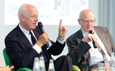 Staffan de Mistura (à gauche) (Crédit : Heinrich-Böll-Stiftung/Wikimedia)