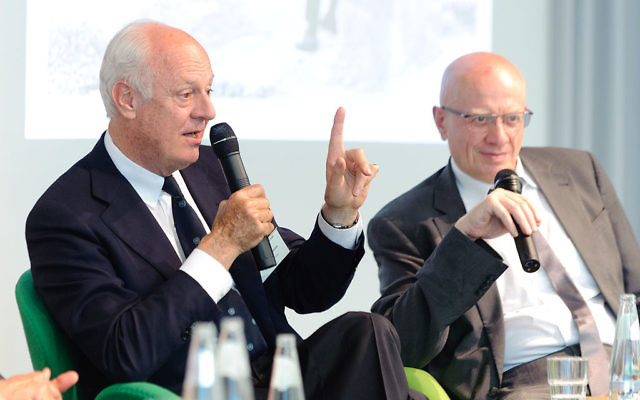 Staffan de Mistura (à gauche) (Crédit : Heinrich-Böll-Stiftung/Wikimedia) Staffan de Mistura (à gauche) (Crédit : Heinrich-Böll-Stiftung/Wikimedia)