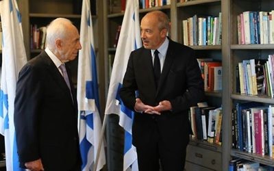 Rencontre entre Stéphane Richard, le président de Worldwide Orange, et l'ancien président Shimon Peres le 12 juin 2015 (Crédit : Facebook Shimon Peres)