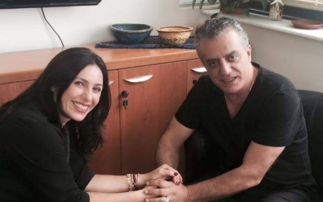 La ministre de la Culture Miri Regev et l'acteur Norman Issa lors d'une rencontre à Tel-Aviv le vendredi 19 juin 2015 (Courtoisie) La ministre de la Culture Miri Regev et l'acteur Norman Issa lors d'une rencontre à Tel-Aviv le vendredi 19 juin 2015 (Courtoisie)