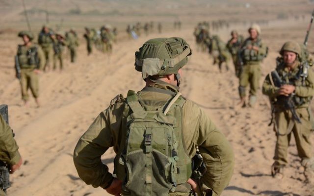 Un officier se préparant à mener ses troupes à Gaza (Crédit : Unité du porte-parole de Tsahal  / Flickr)