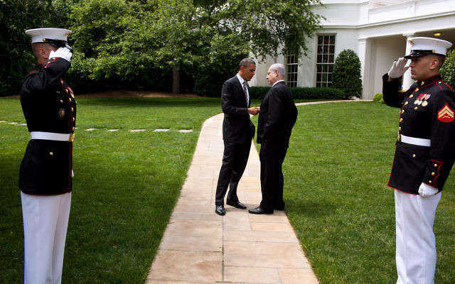 Le président américain Barack Obama (à gauche) et le Premier ministre Benjamin Netanyahu devant la Maison Blanche, en 2011. (Crédit : Pete Souza/Maison Blanche) Le président américain Barack Obama (à gauche) et le Premier ministre Benjamin Netanyahu devant la Maison Blanche, en 2011. (Crédit : Pete Souza/Maison Blanche)