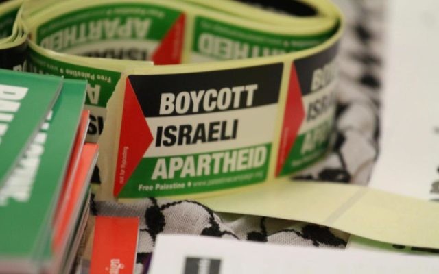 Autocollant pour le boycott d'Israël accusant le pays d'apartheid (Crédit : Tapash Abu Shaim/Palestine Solidarity Campaign UK/Facebook) Autocollant pour le boycott d'Israël accusant le pays d'apartheid (Crédit : Tapash Abu Shaim/Palestine Solidarity Campaign UK/Facebook)