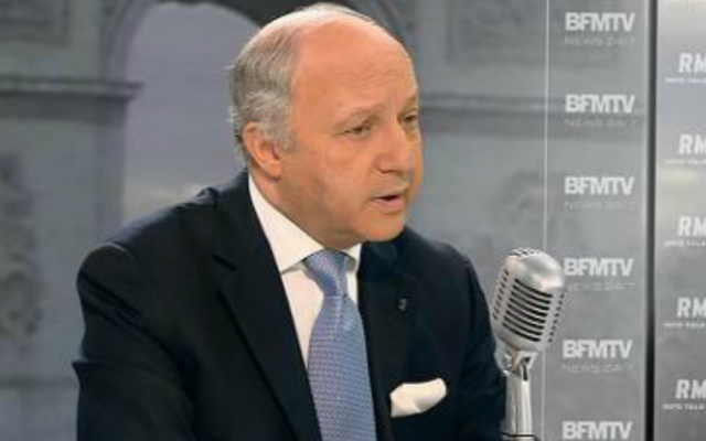 Capture d’écran Laurent Fabius sur le plateau de l'émission de Jean-Jacques Gourdin -  en 2015 (Crédit : YouTube)