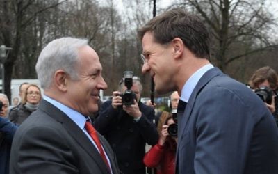 Le Premier ministre Benjamin Netanyahu, à gauche, et son homologue néerlandais, Mark Rutte, à La Haye, aux Pays-Bas, en janvier 2012. (Crédit : Amos Ben Gershom/GPO/Flash90) Le Premier ministre Benjamin Netanyahu, à gauche, et son homologue néerlandais, Mark Rutte, à La Haye, aux Pays-Bas, en janvier 2012. (Crédit : Amos Ben Gershom/GPO/Flash90)