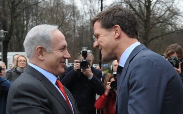 Le Premier ministre Benjamin Netanyahu, à gauche, et son homologue néerlandais, Mark Rutte, à La Haye, aux Pays-Bas, en janvier 2012. (Crédit : Amos Ben Gershom/GPO/Flash90) Le Premier ministre Benjamin Netanyahu, à gauche, et son homologue néerlandais, Mark Rutte, à La Haye, aux Pays-Bas, en janvier 2012. (Crédit : Amos Ben Gershom/GPO/Flash90)