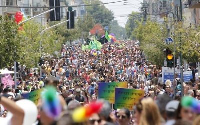 Des milliers de personnes assistent à la parade annuelle de la Gay Pride à Tel Aviv, le 13 juin 2014. (Crédit : Yonatan Sindel / Flash90)