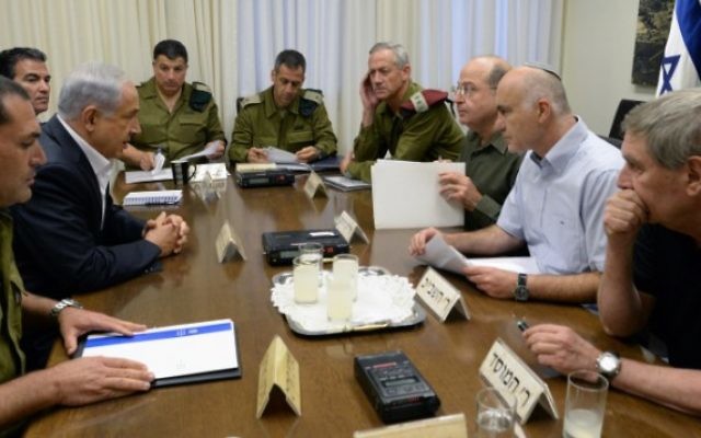 Le Premier ministre Benjamin Netanyahu rencontre les responsables en poste en 2014 : le chef d'état-major de Tsahal Benny Gantz, le ministre de la Défense Moshe Yaalon, le chef du Shin Bet Yoram Cohen, le directeur du Mossad Tamir Pardo et le Conseiller à la sécurité nationale (NSC) Yossi Cohen au ministère de la Défense à Tel Aviv, pour discuter de la disparition de trois adolescents juifs près d'Hébron, en Cisjordanie, le 14 juin 2014. (Kobi Gideon/GPO/Flash90)