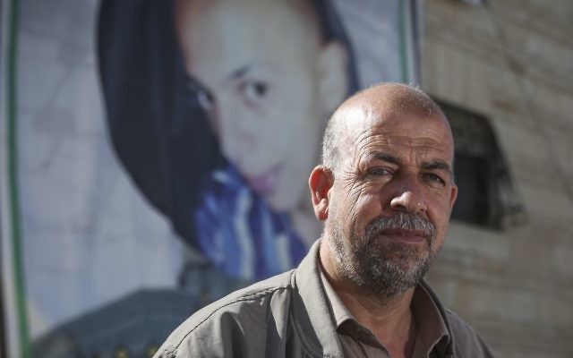 Hussein Abu Khdeir, le père de l'adolescent palestinien tué Muhammed Abu Khdeir, devant chez lui à Jérusalem Est, le 21 octobre 2014. (Crédit : Hadas Parush/Flash90)