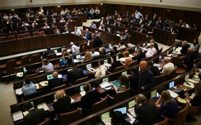 La Knesset en assemblée plénière, le 13 mai 2015. (Crédit : Hadas Parush/Flash90) La Knesset en assemblée plénière, le 13 mai 2015. (Crédit : Hadas Parush/Flash90)
