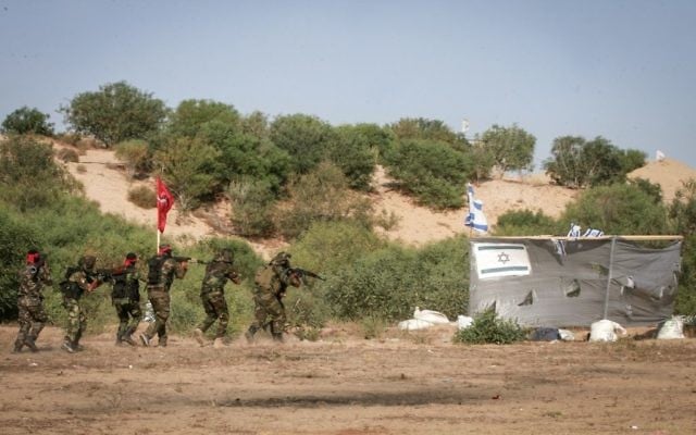 Des hommes armés palestiniens du Front démocratique pour la libération de la Palestine, au cours d'une cérémonie de graduation militaire à Rafah, dans le sud de la bande de Gaza, le 29 mai 2015 (Abed Rahim Khatib / Flash90)