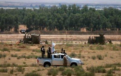 Des militants palestiniens de la branche armée du Hamas, patrouillent près d'une zone de la frontière israélienne avec Rafah dans le sud de la bande de Gaza, le 3 juin 2015 (Crédit : Abed Rahim Khatib / Flash90)
