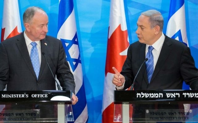 Le Premier ministre israélien Benjamin Netanyahu et le ministre canadien des Affaires étrangères Robert Nicholson à Jérusalem, le 3 juin 2015 (Crédit : Emil Salman / POOL) Le Premier ministre israélien Benjamin Netanyahu et le ministre canadien des Affaires étrangères Robert Nicholson à Jérusalem, le 3 juin 2015 (Crédit : Emil Salman / POOL)