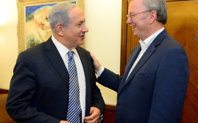 Le Premier ministre Benjamin Netanyahu (à gauche) et le président d'Alphabet, la maison mère de Google Eric Schmidt à Jérusalem, le 9 juin 2015. (Crédit : Kobi Gideon/GPO)