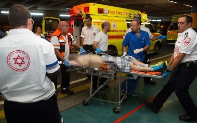 Un des quatre israéliens qui ont été blessés dans une fusillade  près de Shvut Rachel, le 29 juin 2015. (Crédit : Yonatan Sindel / Flash90)